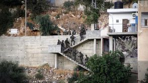 قوات الاحتلال تقتحم منزل محمد الفقيه منفذ عملية مستوطنة عتنائيل - الخليل - فلسطين