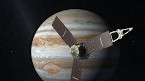 صورة مركبة نشرتها وكالة ناسا للمركبة جونو في المدار حول كوكب المشتري