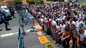 الفلسطينيون صلوا في الشواره بعد إغلاق الاحتلال أبواب المسجد الأقصى- جيتي