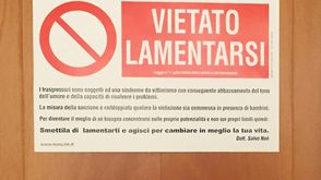 وضع البابا فرنسيس لافتة على مدخل مقر له تتضمن عبارة "ممنوع التذمر" قدمها أخيرا أخصائي ايطالي في علم 