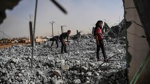 سوريون يمشطون ركام بيوتهم على مشارف الرقة - أ ف ب