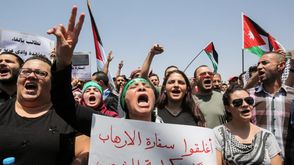 متظاهرون أردنيون بالقرب من السفارة الإسرائيلية في 28/ تموز - أ ف ب