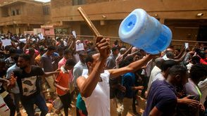 شبان متظاهرون في السودان- جيتي