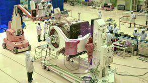قبل خمسة أيام فقط من الذكرى الخمسين لأول هبوط للإنسان على سطح القمر، ستطلق وكالة الفضاء الهندية مهمت