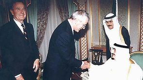 جون ميجر يصافح الملك فهد وفي الصورة جورج بوش - أ ف ب