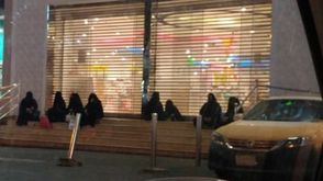 سعوديات خارج محل مغلق وقت الصلاة- تويتر