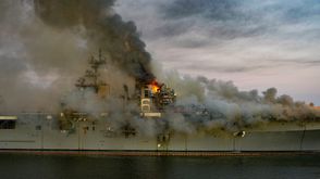 سفينة أمريكية تحترق - حساب البحرية الأمريكية على تويتر