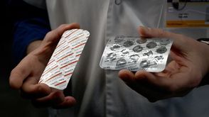 رجل يحمل أقراص كلوروكين وهيدروكسي كلوروكين في معهد طبي في مرسيليا في 26 شباط/فبراير 2020