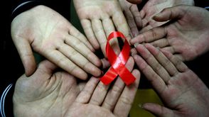 العلاجات التي تُسمّى مضادات الفيروسات القهقرية، تمنع تكاثر فيروس نقص المناعة البشرية في الجسم، لكنها