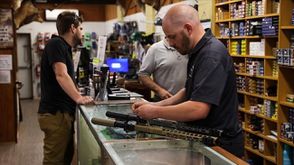 محل بيع سلاح في امريكا- الاناضول