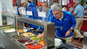 Thomas-Bach-president-du-CIO-a-la-cantine-du-village-olympique-de-Paris-2024-juillet-2024-1909459