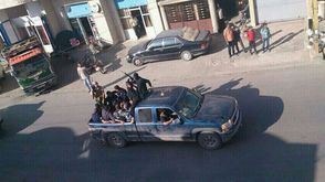 مسلحون يتبعون للمعارضة السورية بشوارع عرسال اللبنانية - عربي 21