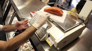 موظف يزن قطع سمك السلمون في سوق السمك في سان فرنسيسكو في 17 تشرين الاول/اكتوبر 2006