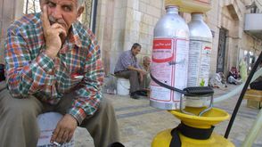 مواطن أردني في عمان وسط البلد يشكو ظروف اقتصادية صعبة - أ ف ب