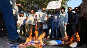 محتجون ايرانيون امام السفارة البريطانية بعد افتتاحها - فارس 2015