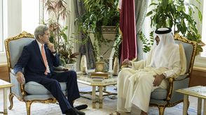 الرئيس القطري تميم ووزير الخارجية جون كيري ـ أ ف ب