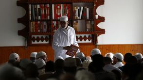 مسلمون يحضرون صلاة الجمعة في فرنسا