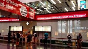 لوحة في مطار فيينا تدعو لعدم زيارة تركيا وتعتبرها دعما لأردوغان