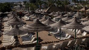 شاطئ منتجع شرم الشيخ يخلو من السياح