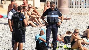 الشرطة الفرنسية تجبر مسلمة على خلع البوركيني