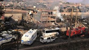 تصاعد الدخان من نقطة تفتيش للشرطة التركية بعد هجوم للأكراد عليها