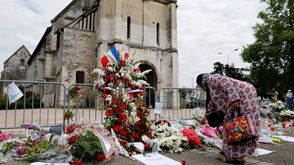 مسلمة في كنيسة في فرنسا حيث قتل القس جاك هامل