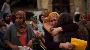مسلمون مع أقارب الشباب الذين يعتقد أنهم مسؤولون عن هجمات برشلونة - أ ف ب