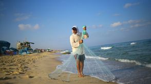 عثر صياد في شاطئ غزّة على زجاجة في البحر بداخلها ورقة، ففتحها ليعثر بداخلها على رسالة كتبتها سيدة بر