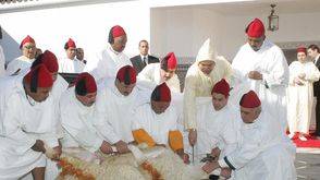 العاهل المغربي محمد السادس خلال تقديم أضحيته يوم العيد- جيتي