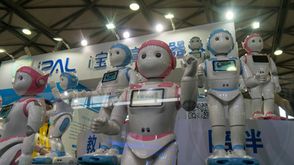 نسخ من الروبوت المدرّس "أيبال" في معرض مستهلكي الالكترونيات في شنغهاي في 13 حزيران/يونيو 2018