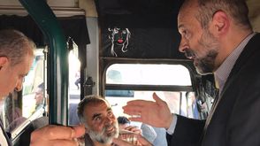 الرزاز في حافلة عمومية- وكالة الأنباء الأردنية