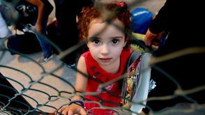 طفلة من اللاجئين السوريين بانتظار مغادرة بيروت - جيتي