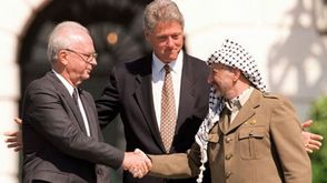 ياسر عرفات وإسحق رابين في حفل توقيع اتفاقات أوسلو