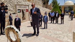 وزير الخارجية التركي يزور صرح الشهداء التراك في السلط الاردن عمون