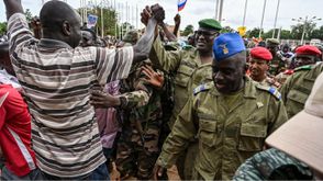 نيجريون مع ضباط جيش من قادة الانقلاب في شوارع نيامي- جيتي