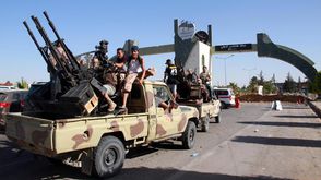 آليات لقوات فجر ليبيا لحظة سيطرتها على مطار طرابلس الدولي - الأناضول