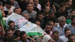 أهالي الخليل يحملون جثمان الشهيد مروان أبو عيشه خلال جنازته - فيس بوك