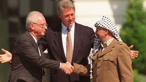 لقطة تذكارية تجمع عرفات وكلينتون ورابين عقب التوقيع على اتفاق أوسلو - أرشيفية
