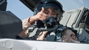 مريم المنصوري الرائد طيار في القوات الجوية الإماراتية في  غارات على داعش ـ تلفزيون آرتي