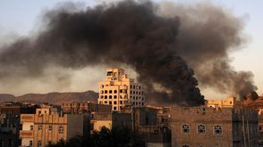 قصف مخازن ذخيرة في صنعاء - الأناضول