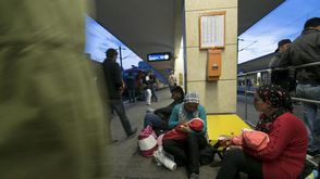 فيينا اضطر لاجئون للمبيت في المحطة أملا في التوجه لألمانيا غدا - أ ف ب
