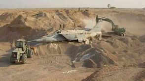 العثور على طائرة دفنها الحوثيون في قاعدة العند