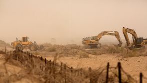 إسرائيل تبني سياجا على حدودها مع الأردن من خشية اندلاع فوضى في الجارة القريبة ـ أ ف ب