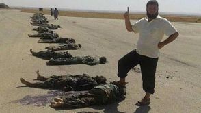 عنصر من النصرة يقف على جثث جنود النظام داخل المطار - تويتر