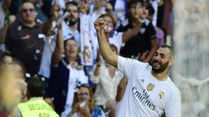 مهاجم ريال مدريد كريم بنزيمة يحتفل بعد تسجيل هدف في مرمى غرناطة