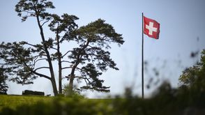 علم سويسرا - أ ف ب