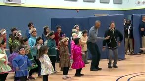 اوباما يرقص مع طلاب احدى المدارس