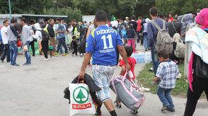 لاجئين وصلوا من المجر إلى النمسا السبت - 07- لاجئين وصلوا من المجر إلى النمسا السبت - الاناضول