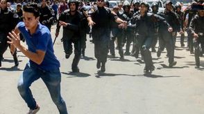 قوات الأمن المصرية تطارد طالبا شارك في احتجاجات أمام وزارة التربية ا