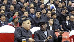 صورة وزعتها الوكالة الكورية الشمالية للأنباء تظهر الزعيم الكوري الشمالي كيم جونغ اون ولاعب كرة السلة